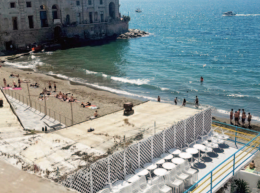Posillipo, lidi &ldquo;chiusi&rdquo; e spiaggia affollata