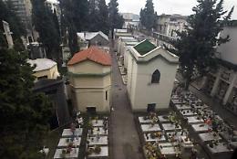 Svuotavano le tombe e le rivendevano:un'ordinanza e 17 indagati