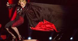 A Londra i Brit Awards, Madonna cade dal palco durante l'esibizione