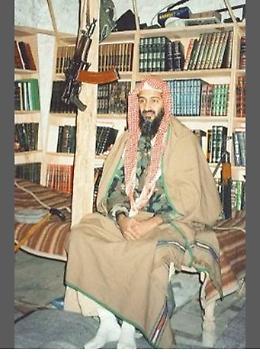 Bin Laden, foto inedite: viveva in una baracca di fango e paglia