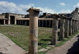 Turista indiano prende a pugni una colonna negli Scavi di Pompei, denunciato
