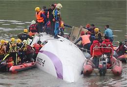 Pilota spegne il motore sbagliato, l'aereo precipita