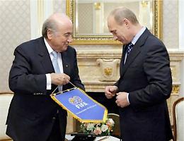 Fifa, Putin difende Blatter <br>e accusa gli Usa