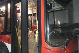 Sassaiole contro due bus dell'Anm, vetri in frantumi e passeggeri terrorizzati