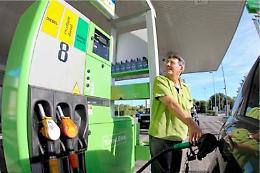 Benzina, scendono i prezzi