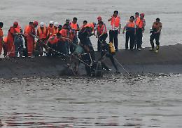 Affonda nave <br>in Cina: 5 morti <br>e 438 dispersi