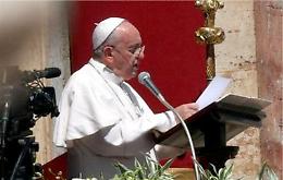 Il Papa: «Cercare altri modi d'intendere <br>il progresso»