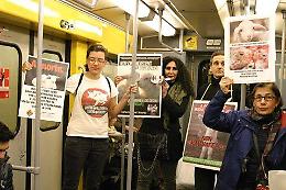 Flash mob in metro: "Risparmiate gli agnelli a Pasqua"