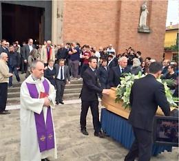 Folla ai funerali dello studente morto in gita