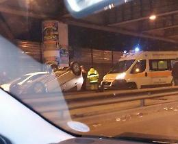 Casoria, auto finisce contro il guardrail e si ribalta
