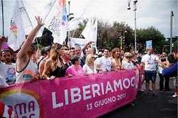 Bacio sul bus tra due gay: «Fate schifo»