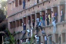 Maturità, in India genitori sui muri per suggerire <br>ai figli