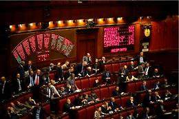 Legge elettorale, <br>il Governo pone <br>la fiducia: bagarre <br>in aula