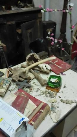 Fedeli ripuliscono la parrocchia:spuntano ossa umane
