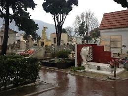 Cimitero di Castellammare di Stabia: operaio precipita nel fondo di una tomba e si ferisce