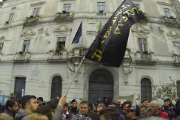 Fallimento Terme di Stabia, corteo funebre con insulti ai politici