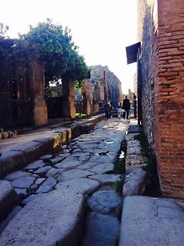 Scavi di Pompei, passeggiata tra i liquami