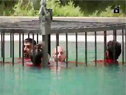Altro orrore dell'Isis: chiusi in gabbia e annegati