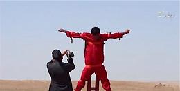 L'Isis taglia mano e piede a una "spia" crocifissa
