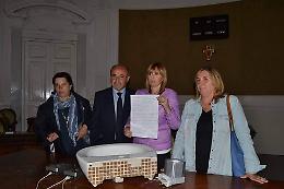 La Mussolini porta via souvenir dalle Terme: ecco com'è facile rubare