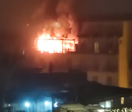 Castellammare di Stabia. Notte folle: due abitazioni e un'auto incendiati dai botti illegali