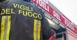 Con l’auto sul petardo che esplode e la vettura va in fiamme