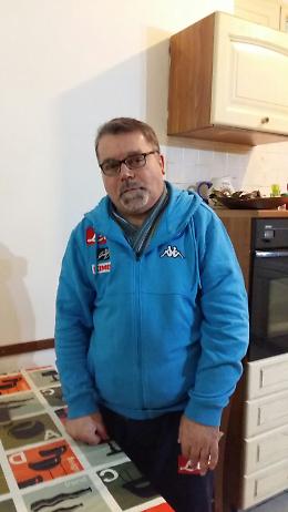 Costretto sulla sedia a rotelle, ora rischia lo sfratto. L'ex portiere: datemi una casa