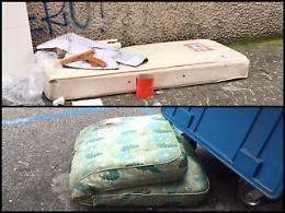 Materassi abbandonati per strada al Vomero, l'appello di Capodanno