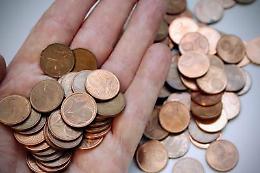 «Offerte misere», parroco le getta