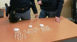 Scampia, sorpresa con 90 involucri di eroina: 43enne in manette
