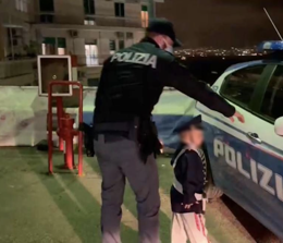 Napoli, bimbo guarisce da malattia rara: la polizia esaudisce il suo sogno