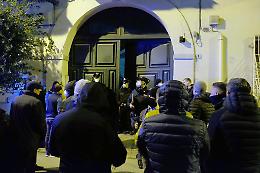 Femminicidio a Grumo Nevano, 23enne trovata morta a casa di un vicino: caccia all'uomo