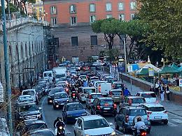 Inferno viabilità a Napoli, apertura anticipata per la Galleria Vittoria