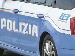 Roma, polizia insegue rapinatori e si scontra con altra auto: morta una donna