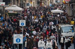 Covid, allarme assembramenti: rischio zona rossa per la Campania