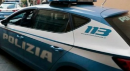Aggredisce i poliziotti con due asce: arrestato a Posillipo