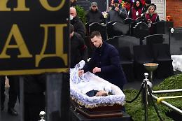 Navalny, folla ai funerali a Mosca: cori e applausi per il dissidente. Ong: 56 arresti