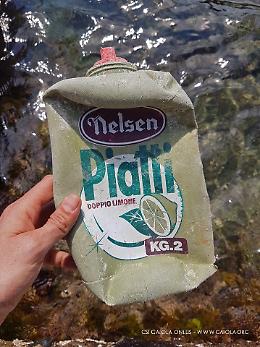 Alla Gaiola il mare restituisce flacone di plastica degli anni Ottanta