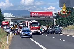Scontro tra camion sull'A1, uno si ribalta: code di dieci chilometri