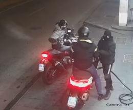 Resiste alla rapina e viene gambizzato, il video choc sui social