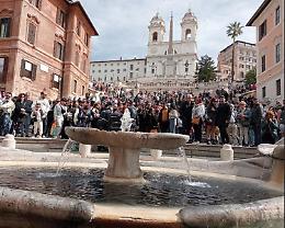 Roma, blitz Ultima Generazione a Piazza di Spagna: acqua nera nella Barcaccia