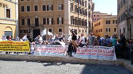 Giochi, manifestazione di protesta dei lavoratori a Montecitorio contro il governo