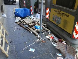 Via Chiatamone, bidoni per i filari delle cozze tra i rifiuti