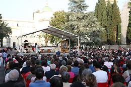 Pompei, in migliaia al Santuario per la chiusura del mese di Maggio