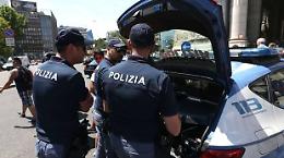Poliziotto libero dal servizio sventa rapina, fermato 16enne rom