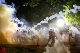 Floyd, protesta infiamma gli Usa: 3 morti e agenti feriti