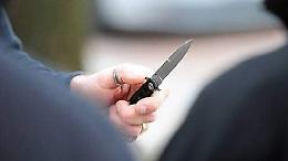 Aggredisce in strada una ragazza con un coltello, fermato dalla polizia