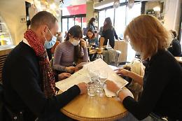 Pranzo e cena anche al chiuso, sì al caffè al bancone: da oggi le nuove regole
