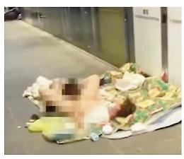 Piazza Garibaldi, immagini choc. Sesso in strada tra due clochard
