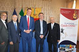 Manfredi consegna a De Blasio premio "Guido Dorso"